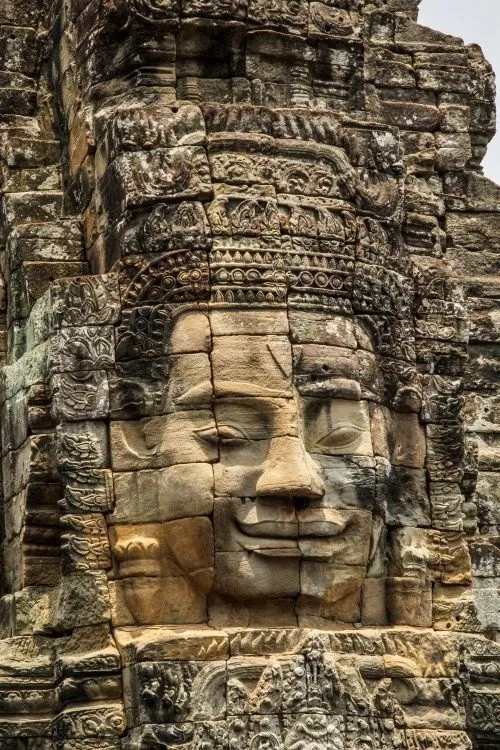 Visage sculpté dans la pierre d'une tour du temple du Bayon, à Angkor