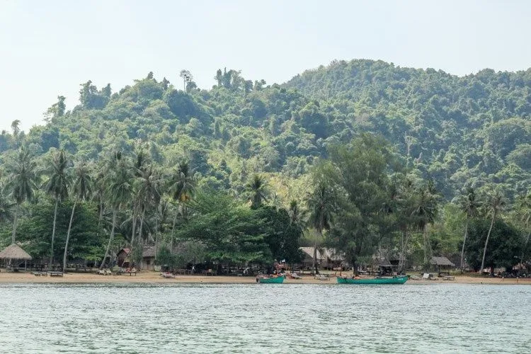 Plage de l'île du Lapin, avec ses bungalows et ses barques sous les cocotiers