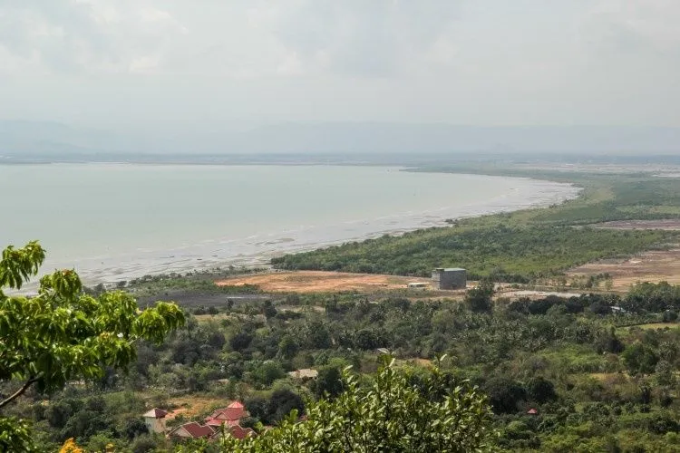 Baie de Kep et côte boisée vues depuis les hauteurs du parc national