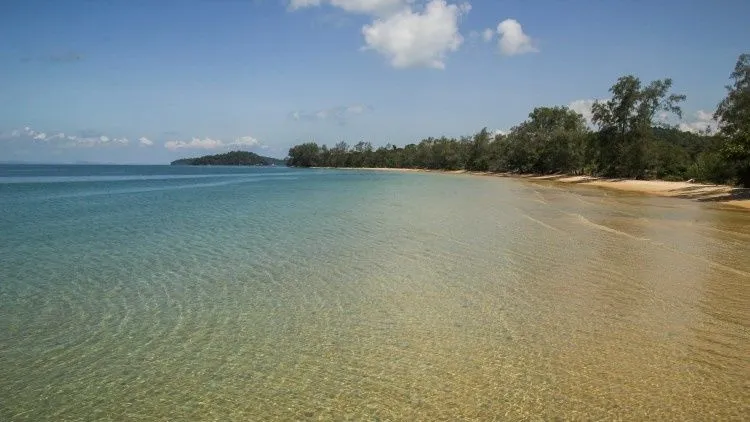 Plage de sable et eau claire de Koh Ta Kiev, au large de Sihanoukville