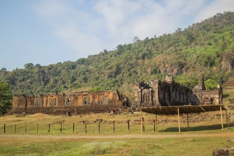 Ruines en grès du Vat Phou au pied de la montagne, à Champasak