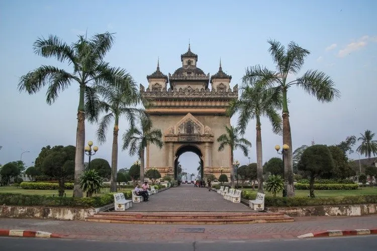 Le Patuxai, arc monumental de Vientiane, au bout d'une allée bordée de palmiers
