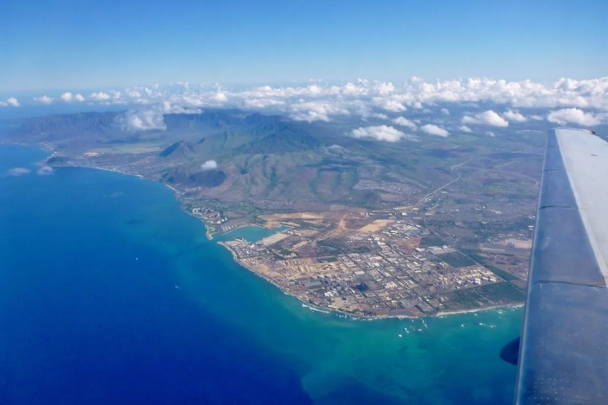 Côte de l'île d'O'ahu et ses montagnes vues du ciel, aile de l'avion au premier plan