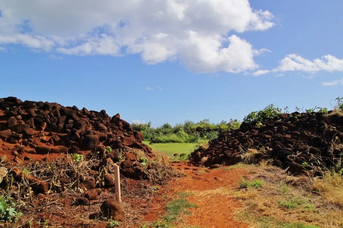 Murs de pierres volcaniques sombres et terre rouge du fort Elizabeth, sur l'île de Kaua'i