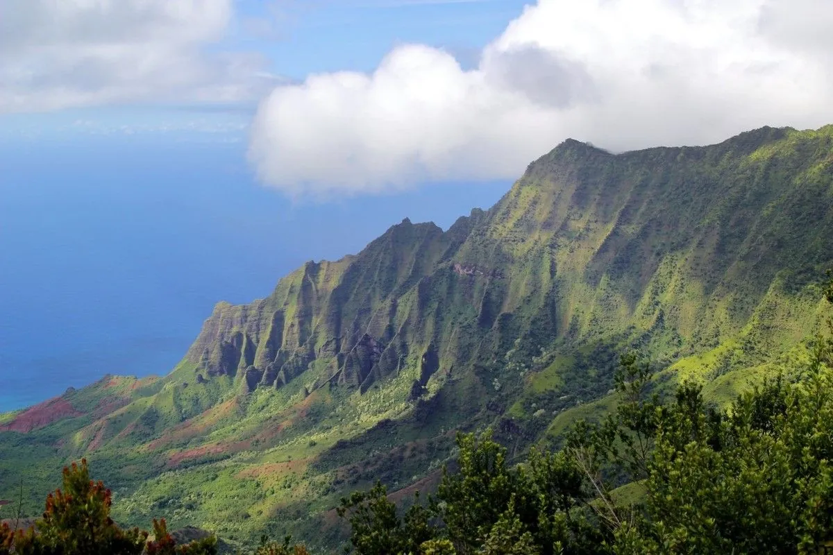 Falaises découpées de la côte de Napali, vertes et cannelées, au-dessus de l'océan à Kaua'i