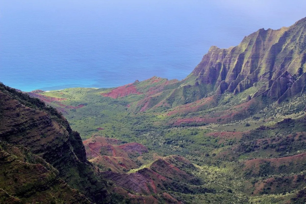 Vallée de Kalalau et falaises de la côte de Napali donnant sur l'océan turquoise, à Kaua'i